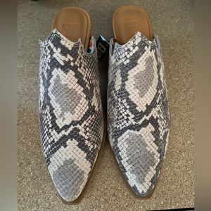 Women's Mule slide ons, super cute pattern. In great shape.